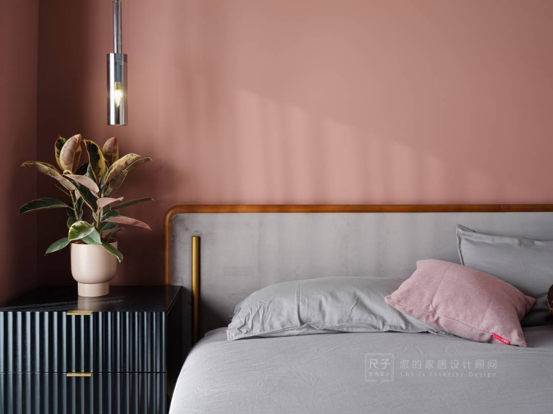 烟粉色的背景墙搭配搭配白墙,融入装饰画和吊灯,多了一份清爽之感