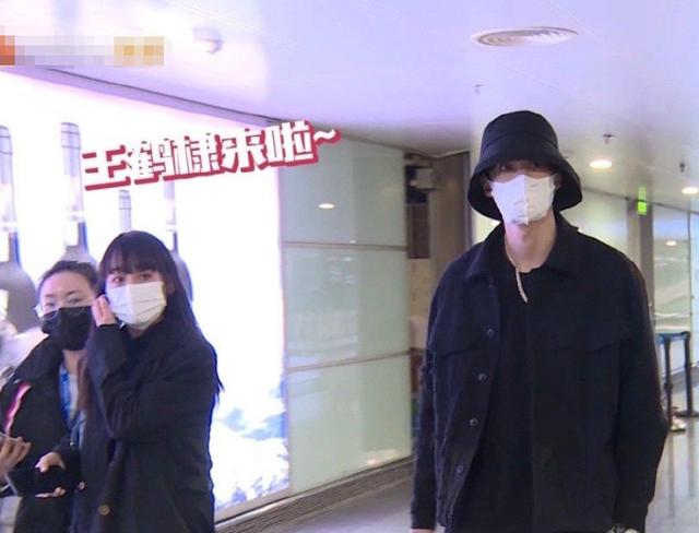 秦岚王鹤棣真是神仙cp戏里甜到戏外现身机场还等对方一起走