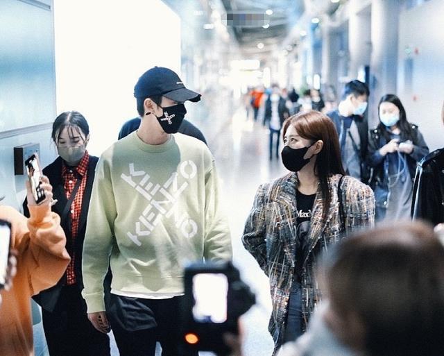 秦岚王鹤棣真是神仙cp戏里甜到戏外现身机场还等对方一起走