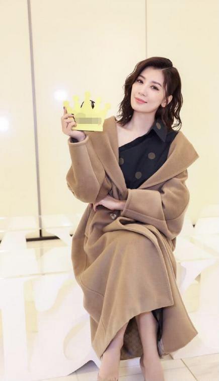 贾静雯身材火辣,穿波点连衣裙外搭一件大衣,显得干练知性优雅|大衣