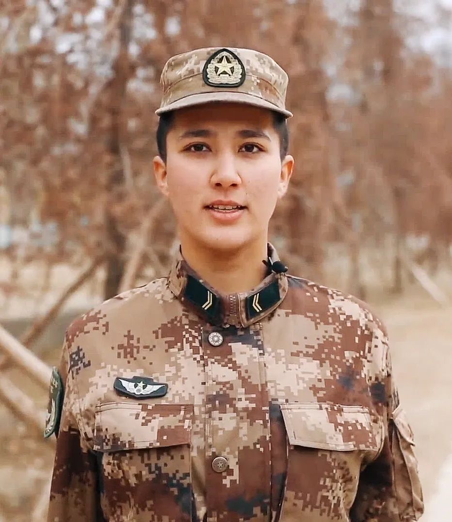 她骄傲的是 她被选入了高原女子飞行班 这个班的女兵平均年龄才20多岁