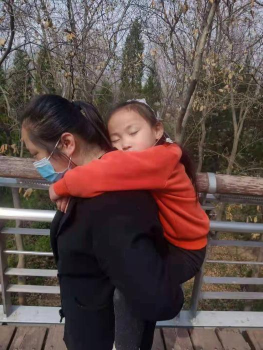 7岁女孩每天跑步6小时!"跑得多,才能救姐姐"|琪琪|女儿|于晓燕_新浪新