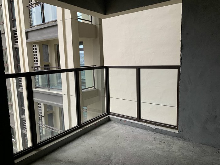 业主需将阳台两面墙用落地窗封闭改造成卧室。图片来源：邱泽相/摄