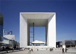 ▲ 新凯旋门,位在卢浮宫经香榭丽舍大街通往戴高乐广场上凯旋门的延长线上,长宽各为105米。令人惊奇的是,它与卢浮宫正中的方形广场同大。