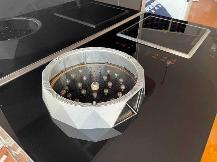 "这就是电燃烹饪灶,它用的是等离子技术,其中最关键的工作原理就是