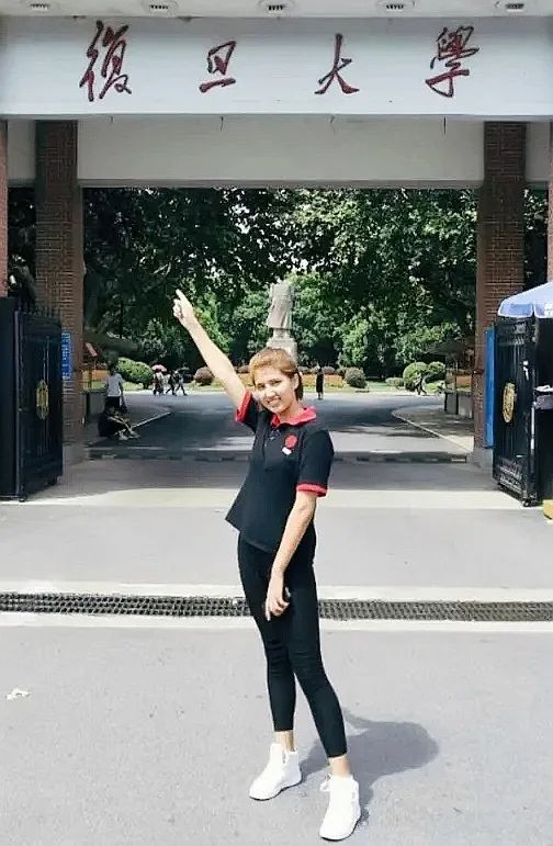 翻开这个维族女孩的相册 你能感受到她已融入大城市的生活 国家的教育