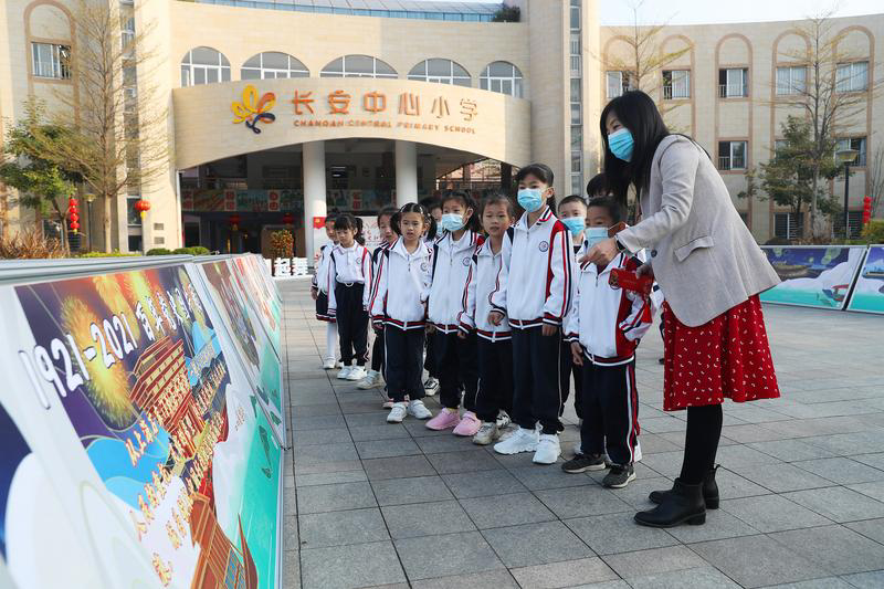 开主题班会和"红领巾寻访"德育课程……近日,东莞市长安镇各中小学