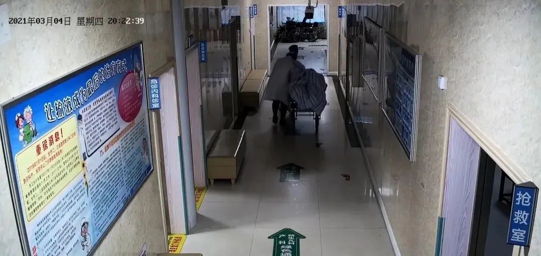 孕妇脐带脱垂！产科医生托举14分钟和“死神”赛跑保平安休闲区蓝鸢梦想 - Www.slyday.coM