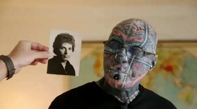 德国72岁男子痴迷纹身,身体98%被覆盖,只剩脚底板保持原样