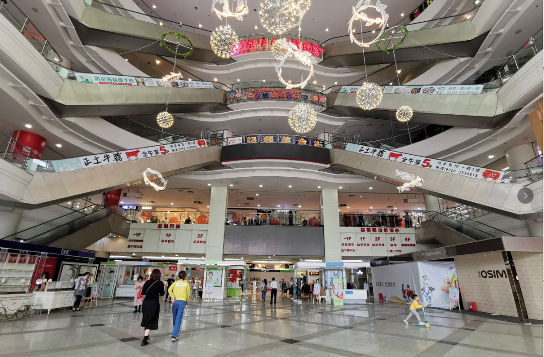 陪伴江门人近17年的益华百货明天结业小编带你到现场看看