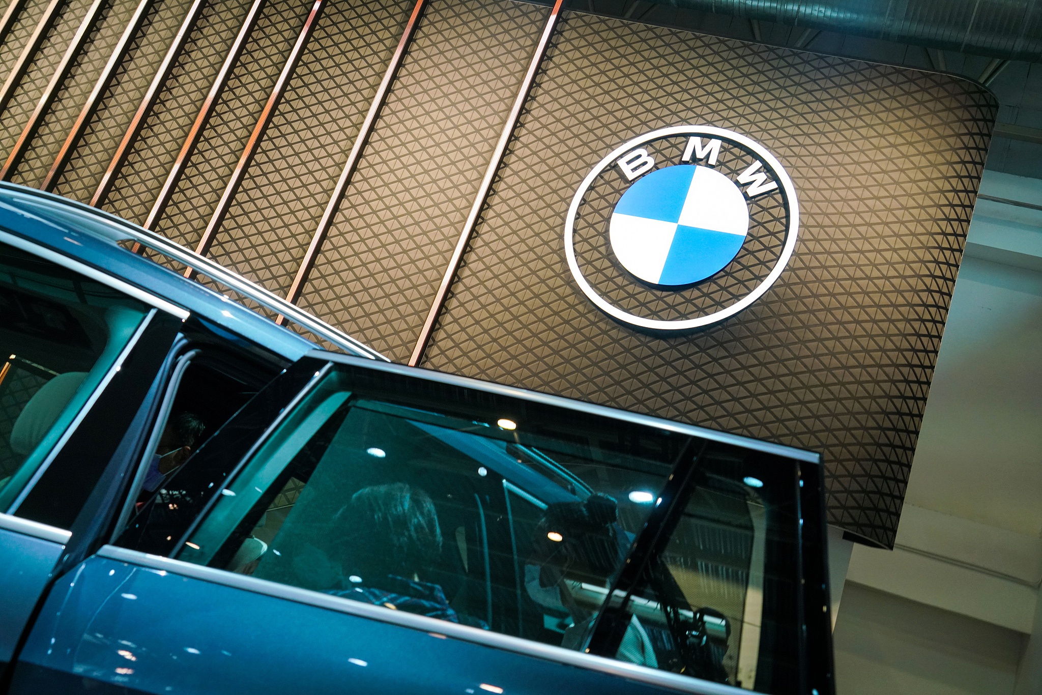 母公司戴姆勒集团发布2020年财报后,另一大德系汽车宝马集团今天也