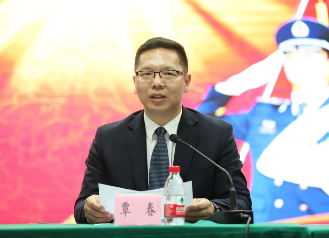 覃春代表镇委,镇政府向光荣应征入伍的全体新兵表示热烈的祝贺,并向