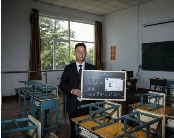 花了26年 他从北大保安变成校长 这是我听过最励志的故事 北大 张俊成 新浪新闻 花了26年 他从北大保安变成校长 这是我听过最励志的故事 北大 张俊成 新浪新闻