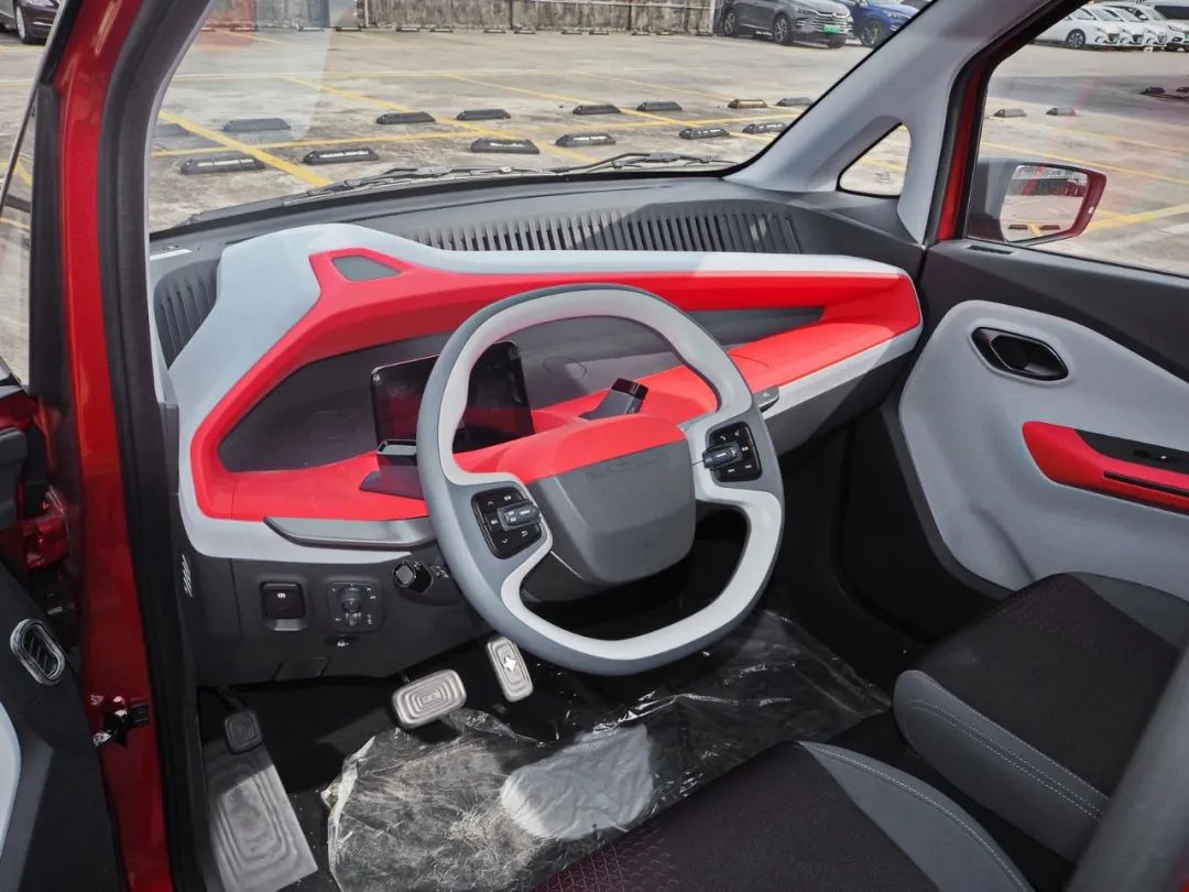 五菱往上还有一个品牌叫宝骏,宝骏有两款a00级小电动,e100和e200