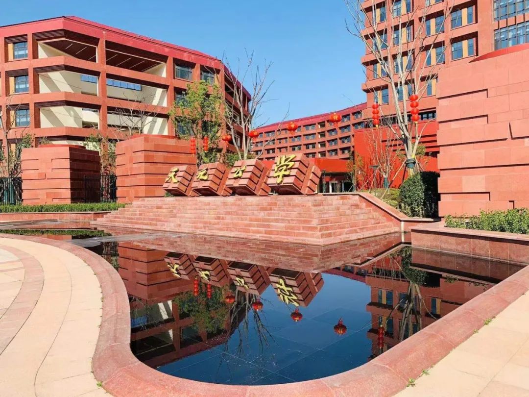 奕奕,不仅仍奋战在教育一线,而且再次创业,成了天元公学国际部校长