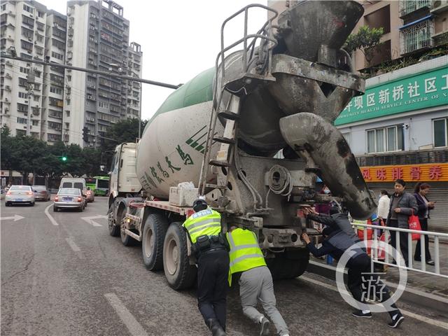 早高峰时坏在路上 众人合力推走水泥罐车休闲区蓝鸢梦想 - Www.slyday.coM