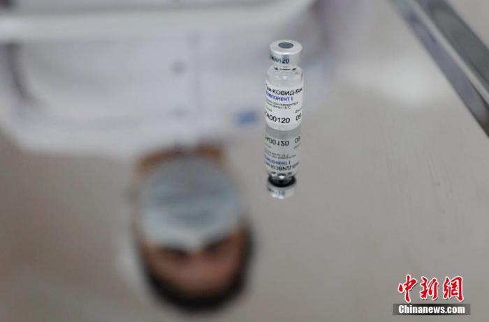 2020年12月5日是莫斯科大规模接种新冠疫苗的第一天。在121号咨询—诊断综合诊所里设有新冠疫苗接种站。此次接种使用的是俄罗斯注册的首款新冠疫苗“卫星V”。 中新社记者 王修君 摄