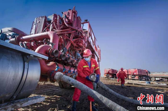 图为吉庆油田作业区58号平台压裂现场. 张昀 摄