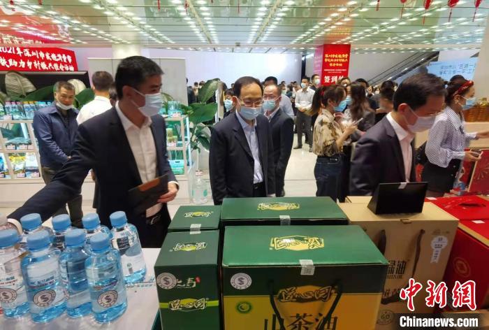 参会人员在深圳市民中心海吉星消费扶贫中心旗舰店参观。　郑小红 摄