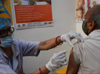 印度哈里亚纳邦一家医院内民众在接种疫苗（图源：外媒）