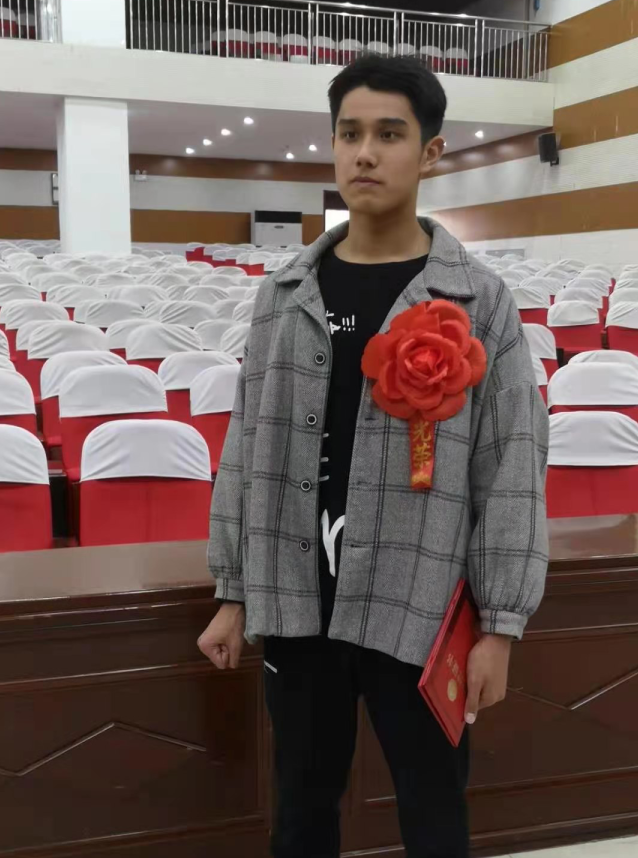 凡人歌|惊险!山东一大学生滑下三米多高陡崖营救落水男孩