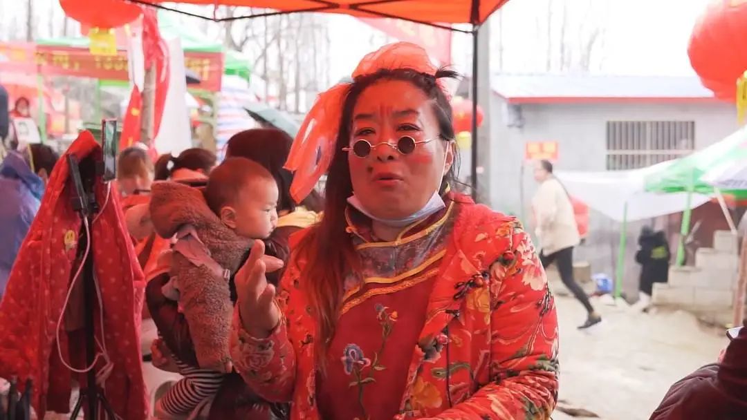 45岁的"跑调姐"是一个新人,走上这条"追逐"网红的道路,不到一个月,此