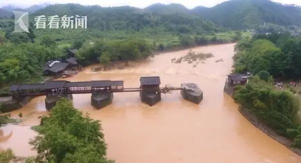 江西婺源“彩虹桥”被洪水冲断