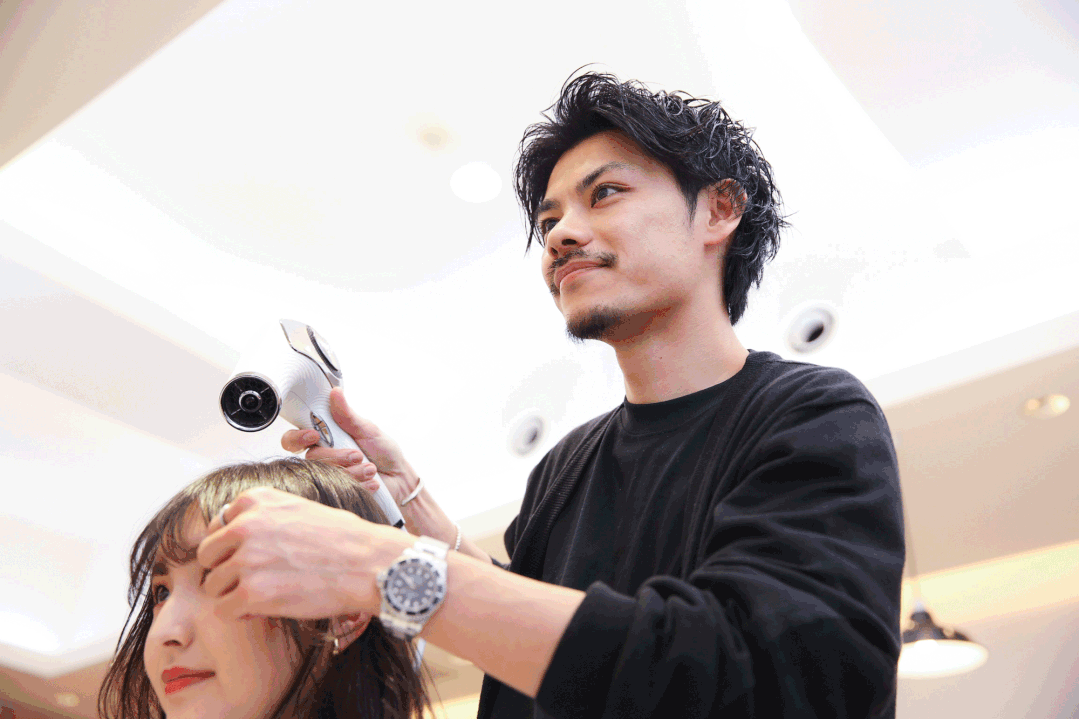 日本高端沙龙的同款吹风机在家轻松吹出蓬松秀发