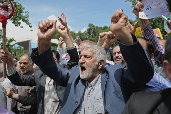 资料图：2018年5月11日，在伊朗首都德黑兰，民众抗议美国退出伊核协议。（新华社）