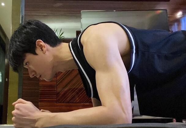 这些男明星穿衣显瘦脱衣有肉龚俊比肩王一博肖战真的爆了