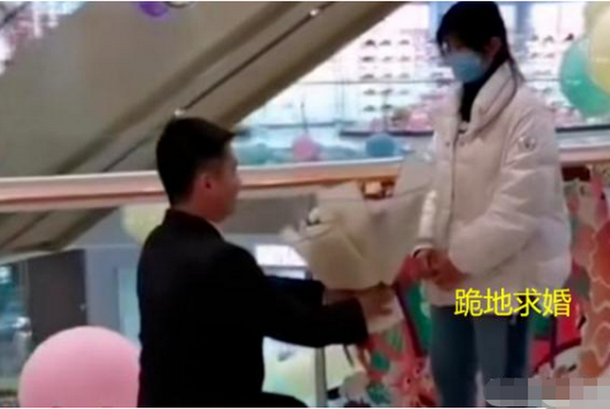 男子跪地向恋爱3年女友求婚被拒：女方家要求必须有房有车休闲区蓝鸢梦想 - Www.slyday.coM