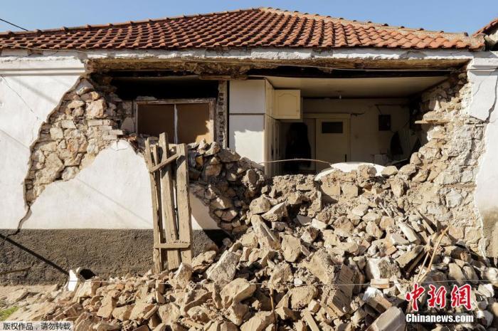 资料图：3月4日消息，希腊中部发生6.0级地震，暂无人员伤亡报告。希腊中部达马西村地震后受损房屋的景象。