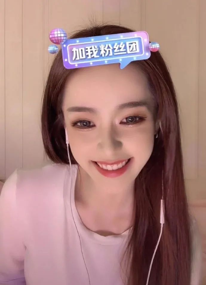 直播镜头下,虽然画着滤镜都吃不掉的浓妆,但是也掩盖不住五官的优越.
