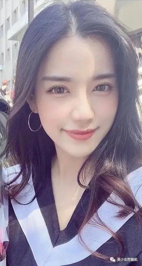 她为什么想不开要加美颜?明明生图美炸了