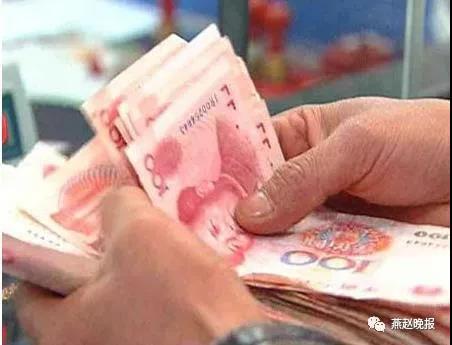 万元现金遗忘银行,警察送还失主"没印象",原因竟是