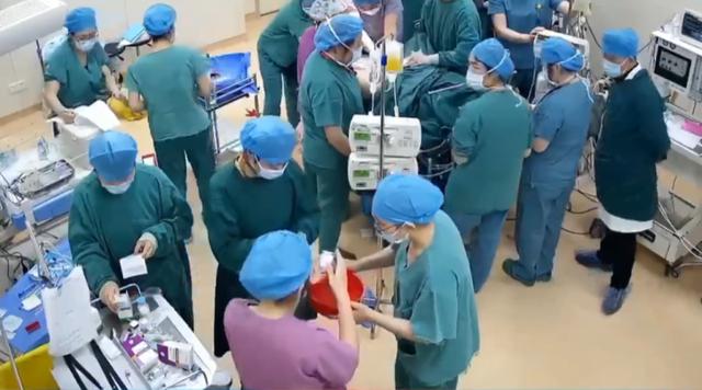 全身换了2遍血！34岁产妇突发羊水栓塞 20多名医护展开生死大营救休闲区蓝鸢梦想 - Www.slyday.coM