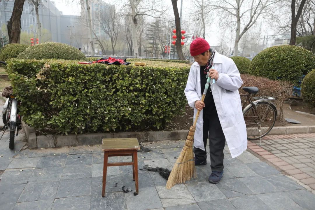 北京82岁老太太露天剃头三十年 自称"出来就是为了开心"|顾客|头发|老