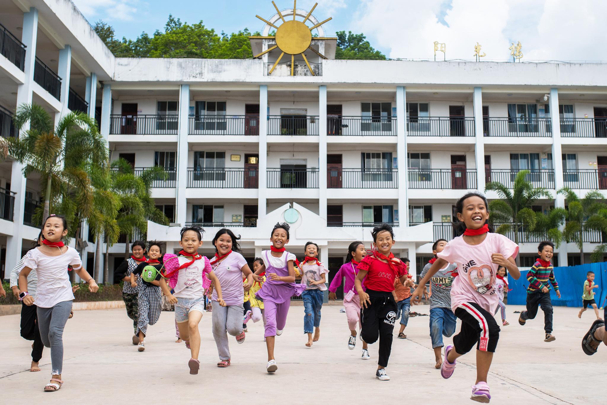 云南西双版纳基诺山基诺族乡民族小学学生在跑步(2019年6月11日摄)。