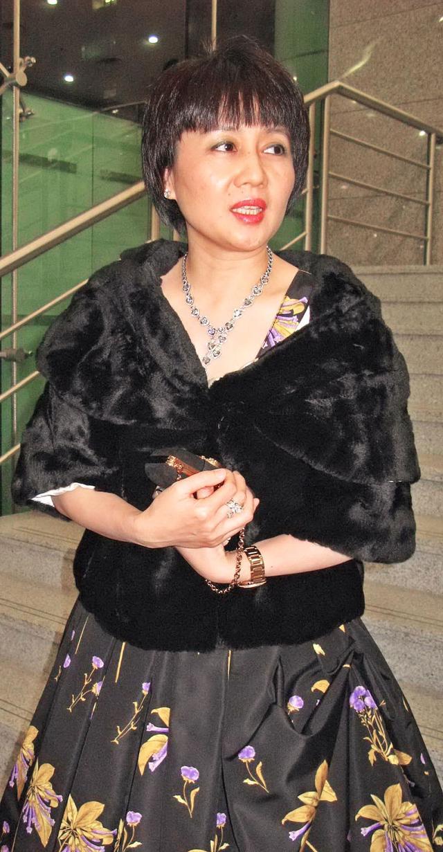 赌王四太梁安琪看不出60岁,一身年轻人打扮亮相,扮嫩毫不尴尬