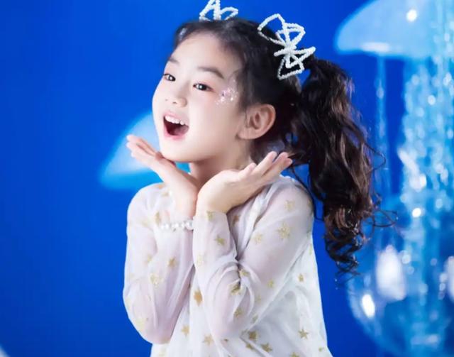 妈妈当然颜值也不差啦,性格活泼的她可爱到爆,戚薇每次晒lucky的照片