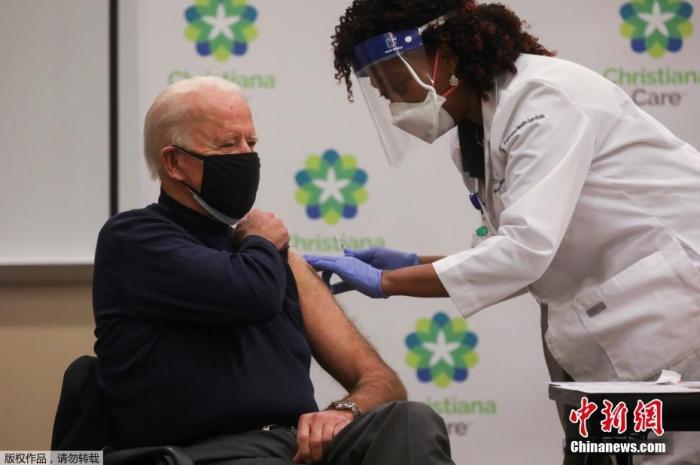  当地时间2020年12月21日，美国总统拜登在特拉华州一家医院公开接种了新冠疫苗，希望借此向公众证明疫苗的安全性。