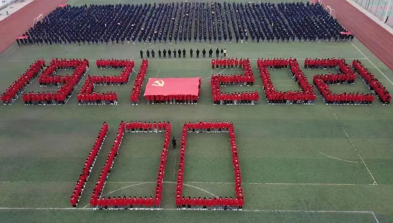 延津一中学3000师生同上"操场党课"寒假期间,登封的孙嘉树小朋友和