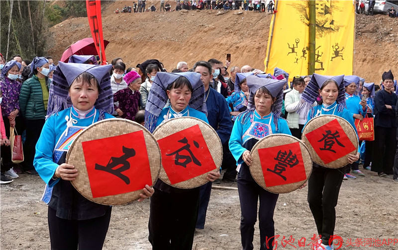东兰这个村人人身着盛装敲锣打鼓欢度蚂拐节