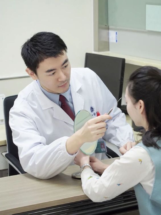 华中科技大学同济医学院附属协和医院整形外科医生李嘉伦在诊室为求美者做检查。受访者供图