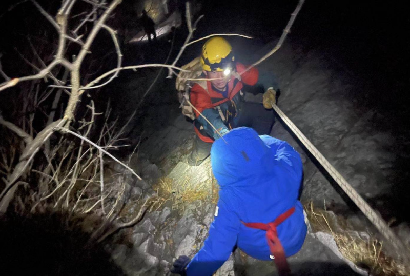 壹现场｜夜爬箭扣长城被困 消防出动成功救下一家三口休闲区蓝鸢梦想 - Www.slyday.coM