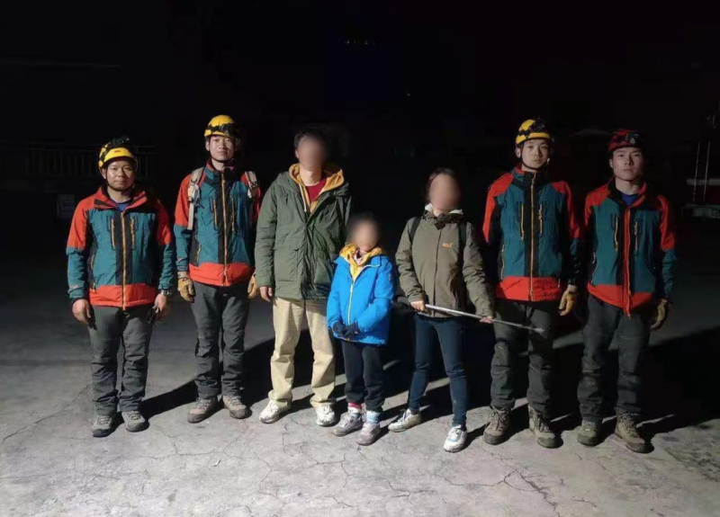 壹现场｜夜爬箭扣长城被困 消防出动成功救下一家三口休闲区蓝鸢梦想 - Www.slyday.coM