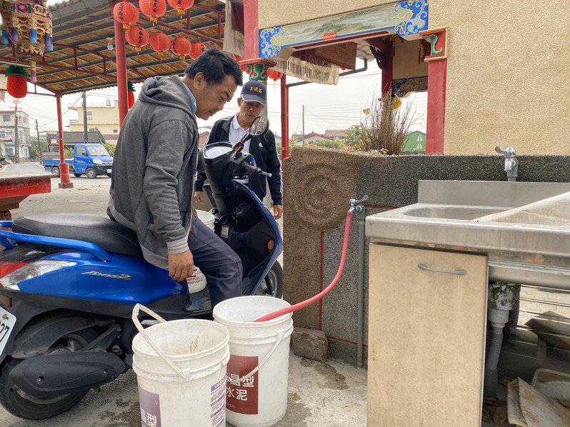 高雄美浓吉洋地区深水井抽不出地下水，居民必须自己去找替代水源，一天约要载20趟水才够用。图自台湾“联合新闻网”