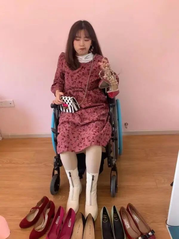 高位截瘫的时尚博主:只要口红足够鲜艳,疤痕便不再显眼