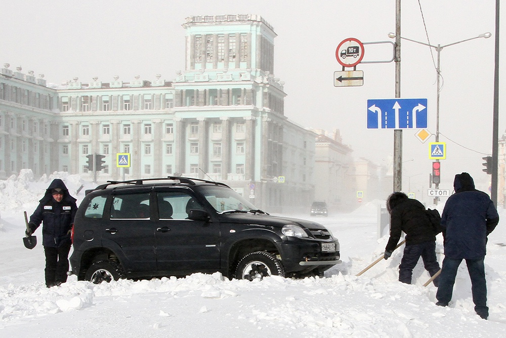 当地时间2021年3月13日，俄罗斯诺里尔斯迎来暴雪，扫雪工作已展开。