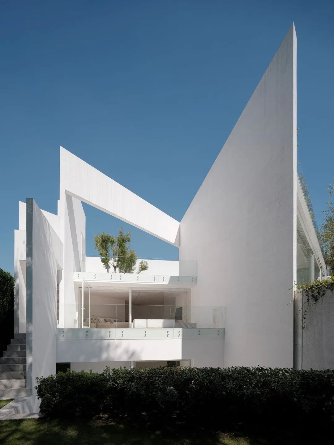 轮廓,锋利的三角结构带来巨大的视觉冲击感,令别墅的外观壮丽而现代
